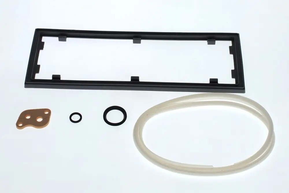 Dichtungs-Set von Bosch, bestehend aus einer schwarzen Rahmenabdeckung, zwei Dichtungsringen, einer Kupferplatte und einem flexiblen Schlauch.